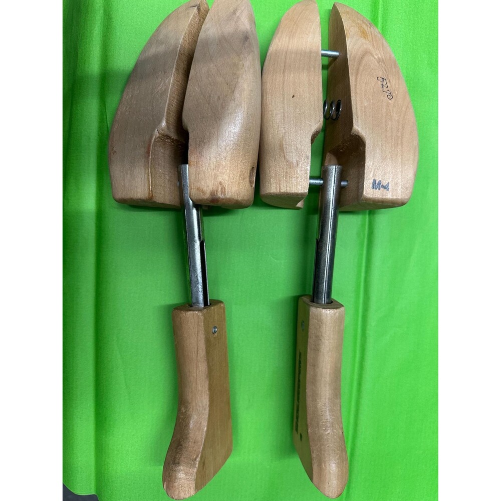pair of shoe keepers size medium